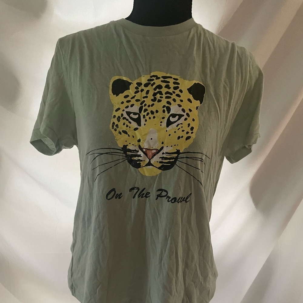𝅺Wildfox On The Prowl |  Keke Graphic T-shirt | Size: Medium | NWT